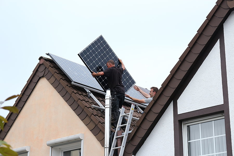 Ein Foto von Solarpanels, die auf einem Dach installiert werden