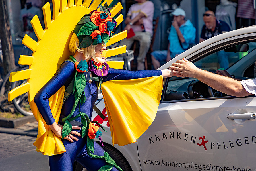 Die Kunstfigur „Ray“ flaniert in ihrem Solarkostüm durch Ehrenfeld.