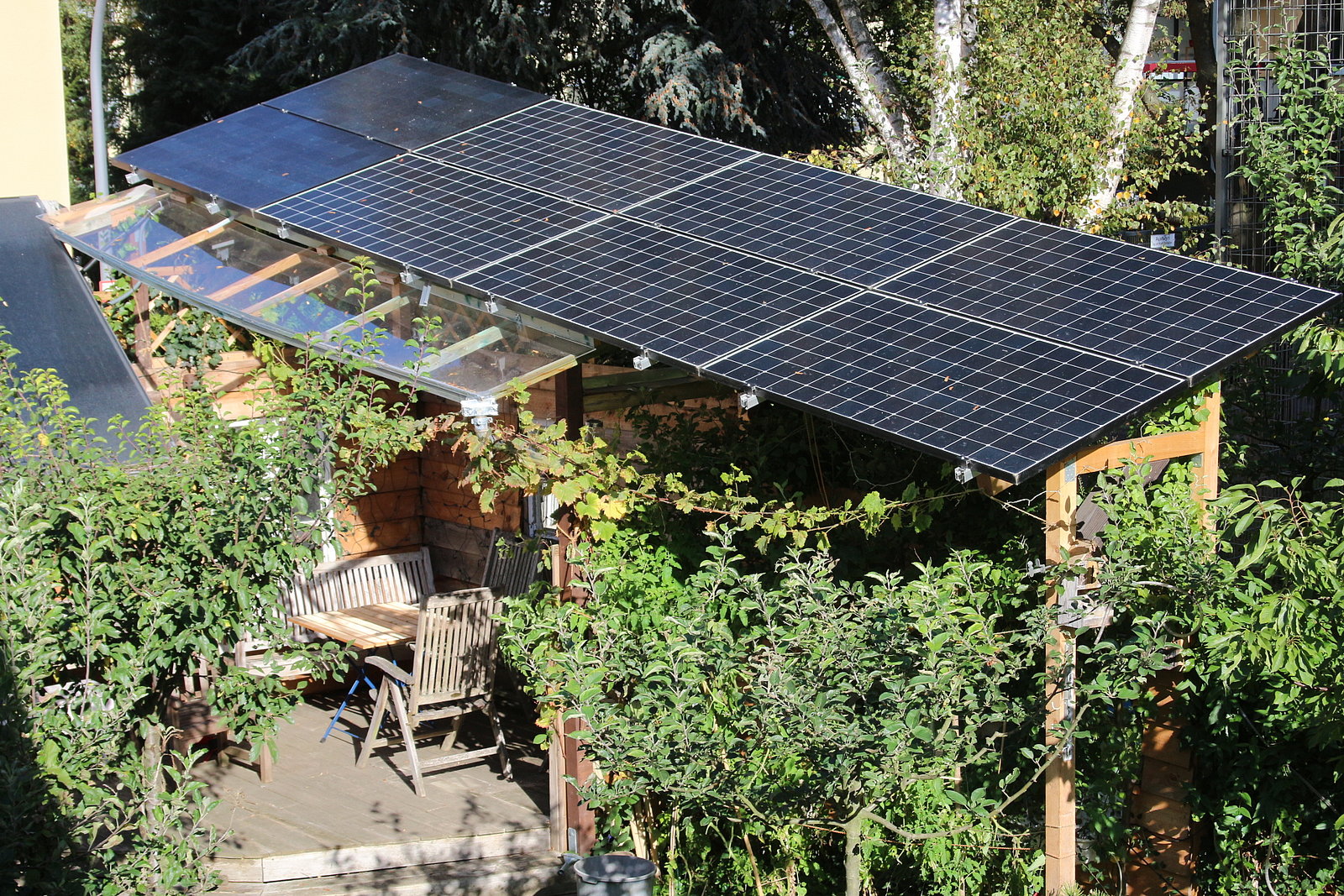 Ein Foto von Solarpanels in einem Garten
