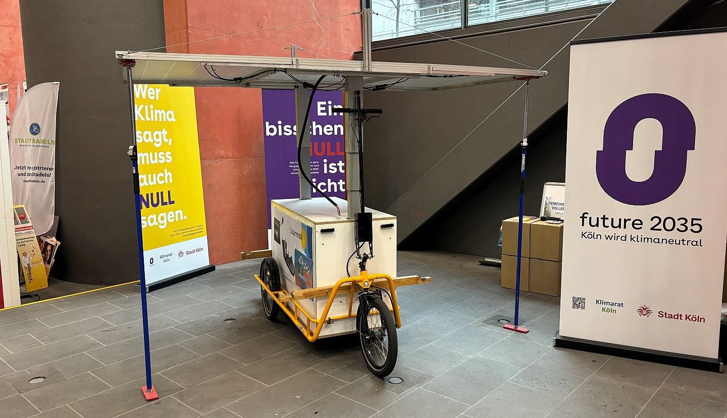 Das Solarmobil aufgebaut als Stand für Veranstaltungen