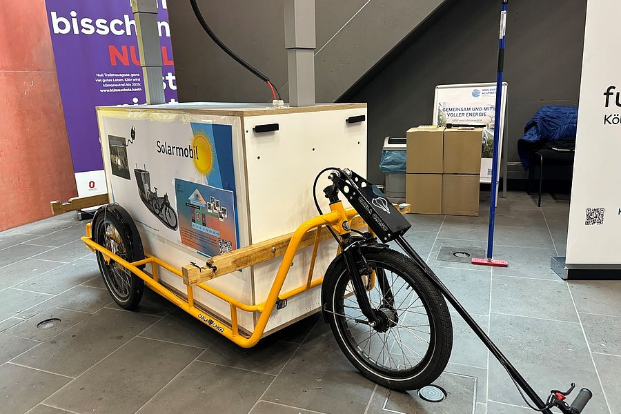 Das Solarmobil auf einem Fahrrad in einer Lagerhalle